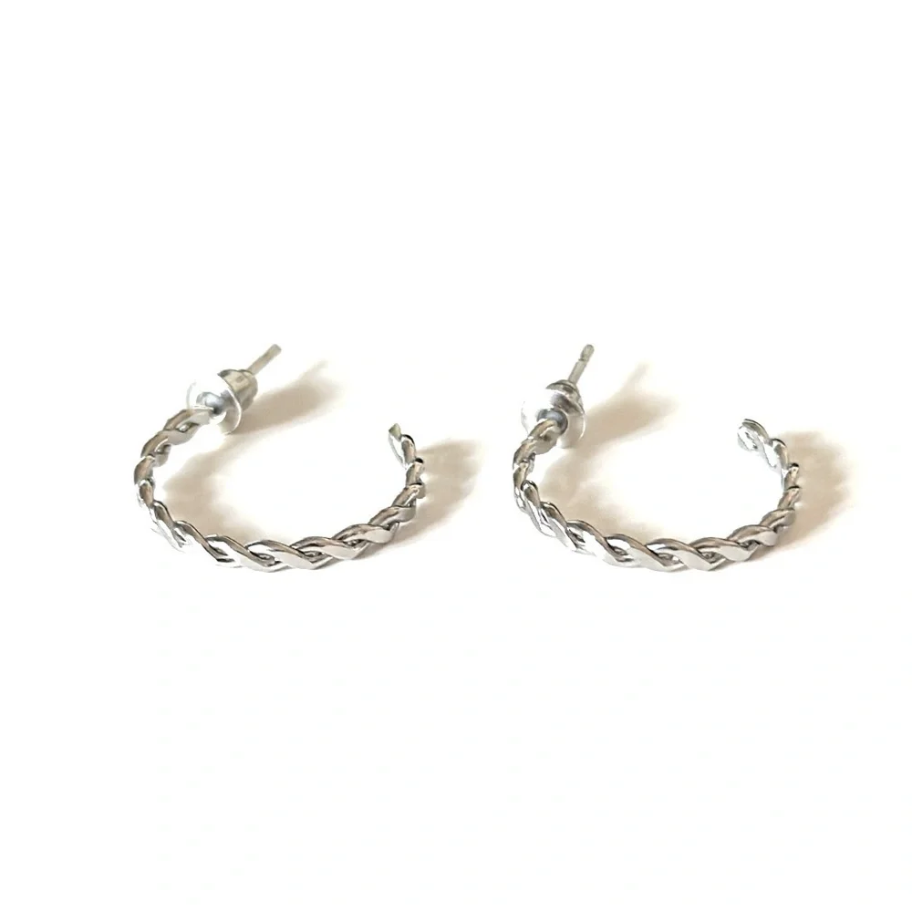 🔴 5 for $10 ONE PAIR Silver Tone Round Shaped Stud Earrings - Picture 2 of 3
